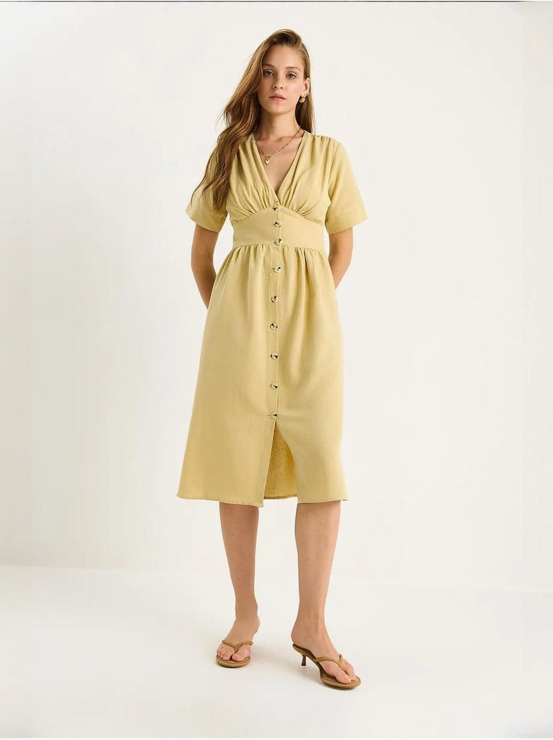 Vestido camiseiro midi com decote em v e botões lucci Mostarda - Kiabi
