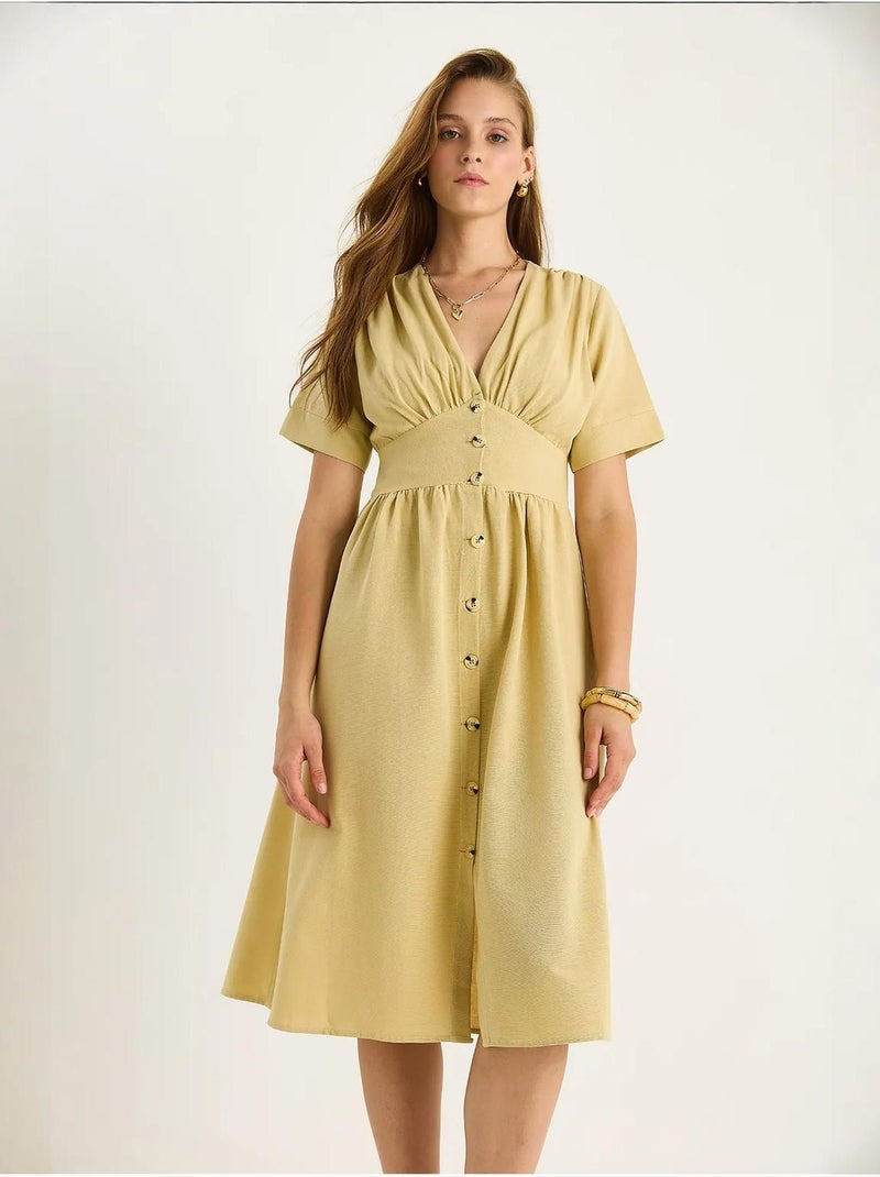 Vestido camiseiro midi com decote em v e botões lucci Mostarda - Kiabi