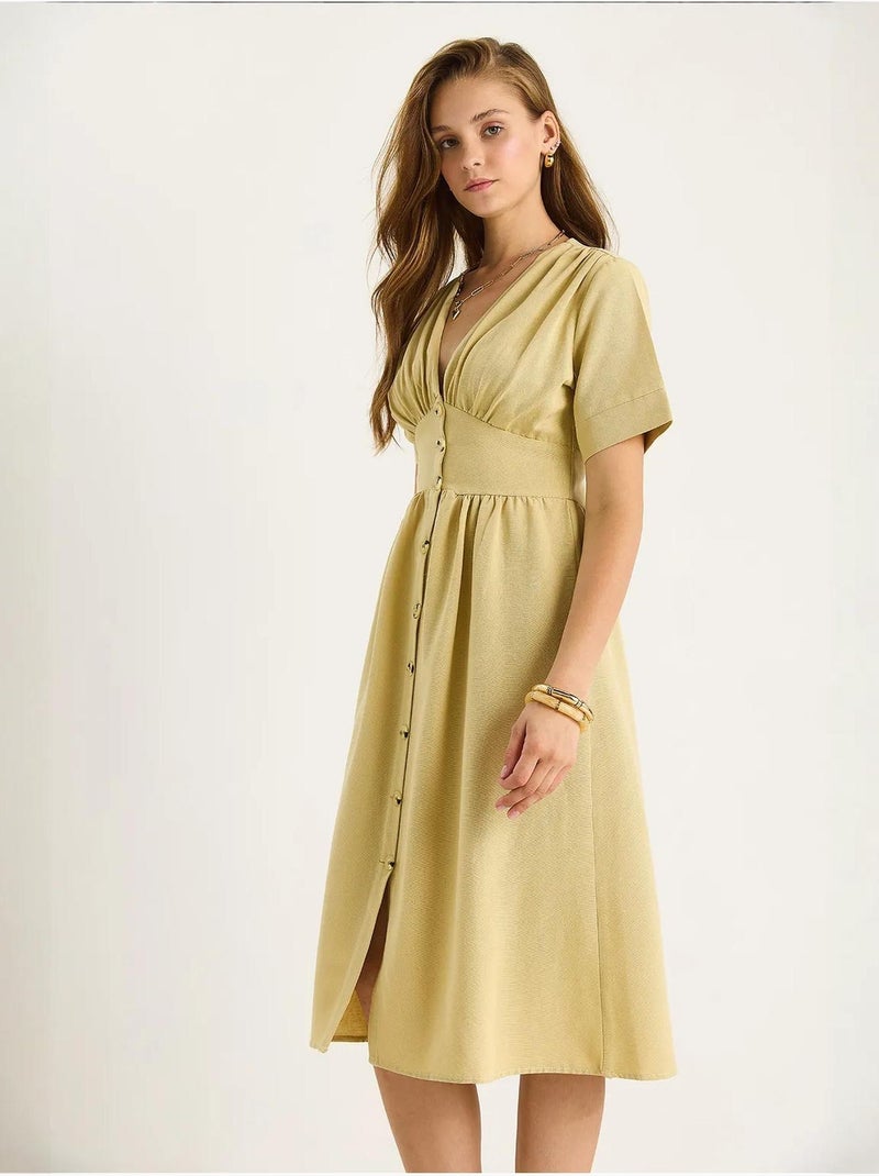 Vestido camiseiro midi com decote em v e botões lucci Mostarda - Kiabi