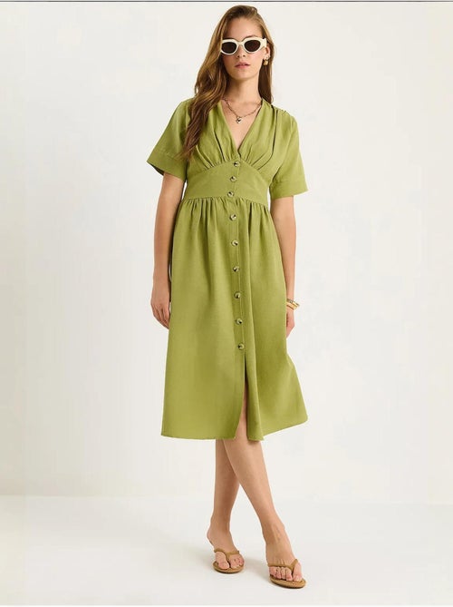 Vestido camiseiro midi com decote em v e botões lucci - Kiabi Vestido camiseiro midi com decote em v e botões lucci - Kiabi