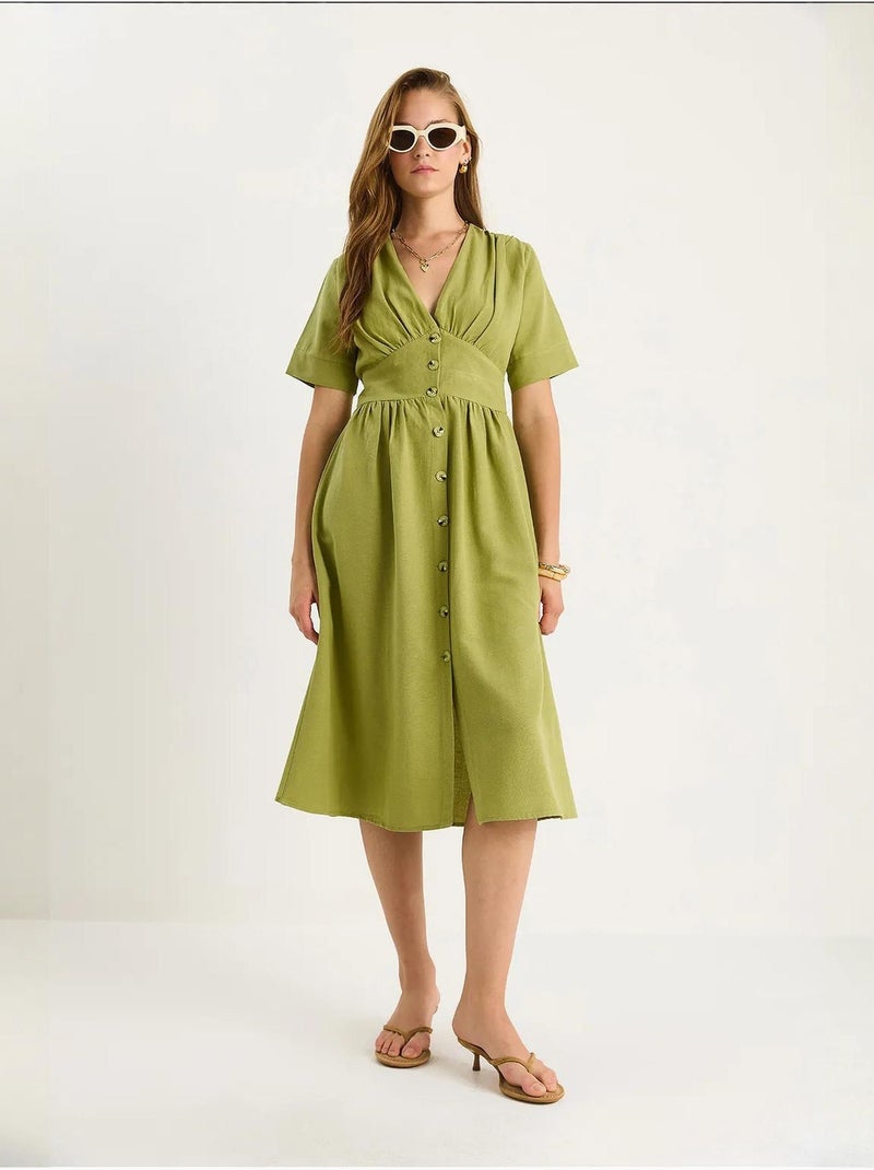 Vestido camiseiro midi com decote em v e botões lucci Verde tília - Kiabi