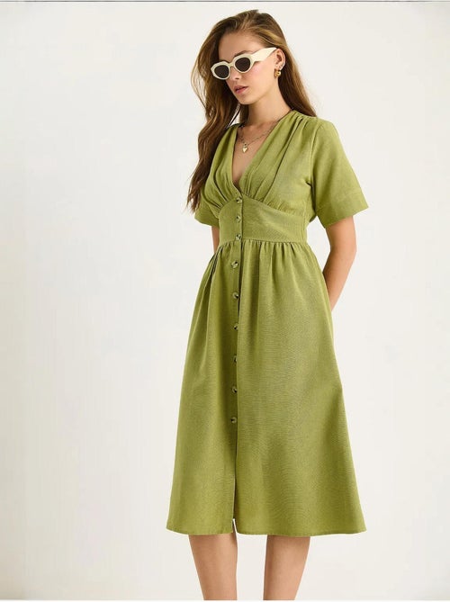Vestido camiseiro midi com decote em v e botões lucci - Kiabi Vestido camiseiro midi com decote em v e botões lucci - Kiabi