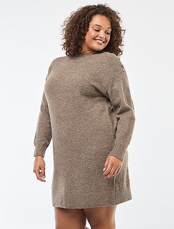 Vestido camisola com botões fantasia no ombro
