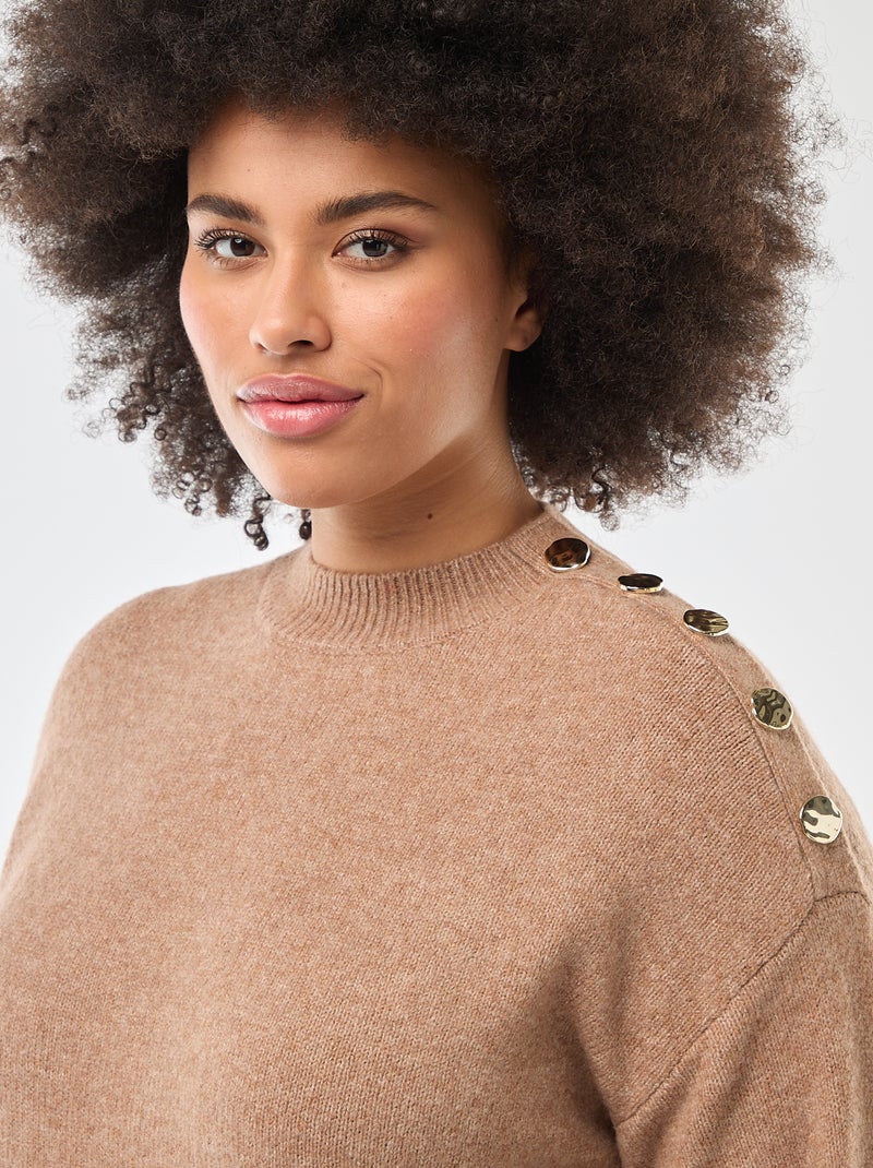 Vestido camisola com botões fantasia no ombro Bege - Kiabi