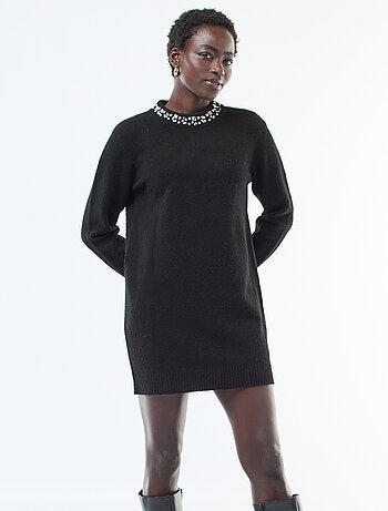 Vestido camisola curto com gola de strass