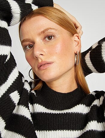 Vestido-camisola em malha e gola rente ao pescoço-