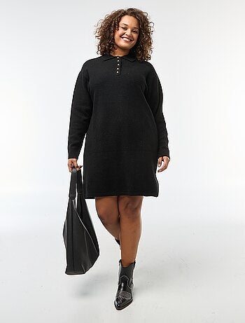 Vestido camisola em malha grossa com botões dourados no colarinho