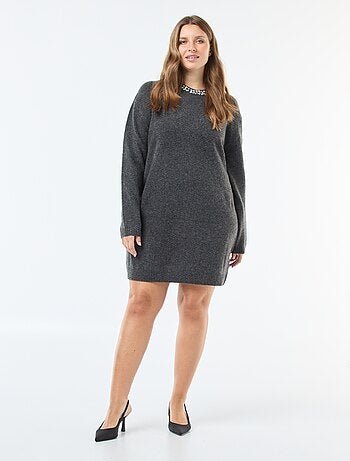 Vestido camisola em malha grossa com strass na gola