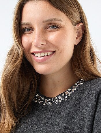 Vestido camisola em malha grossa com strass na gola