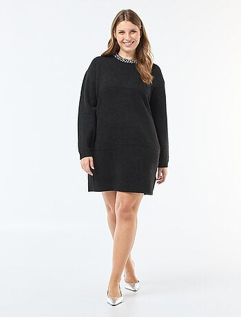 Vestido camisola em malha grossa com strass na gola