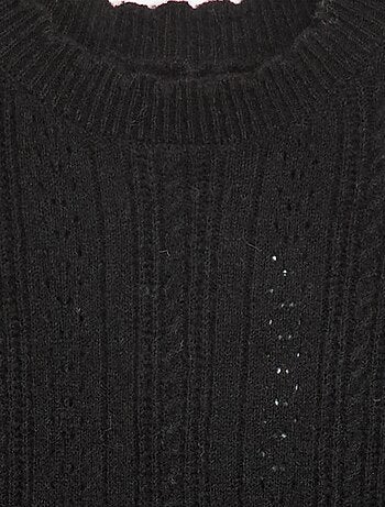 Vestido camisola em malha tricotada com detalhes abertos