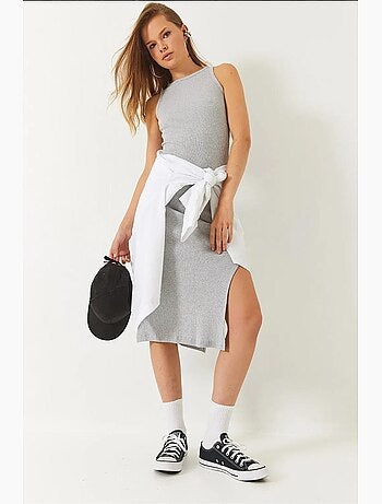 Vestido canelado com detalhe de racha e gola redonda lucci