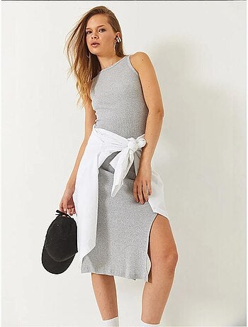 Vestido canelado com detalhe de racha e gola redonda lucci