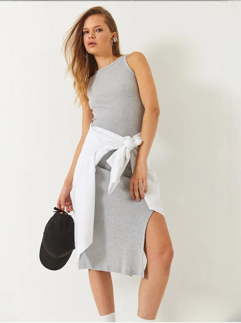 Vestido canelado com detalhe de racha e gola redonda lucci Cinza - Kiabi