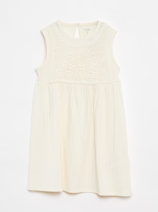 Vestido canelado e com macramé sem mangas