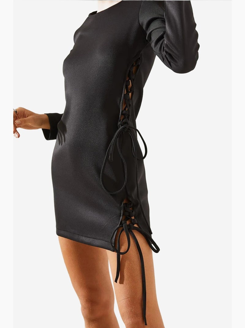 Vestido com atilhos laterais e detalhe recortado lucci Preto - Kiabi