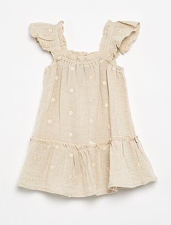Vestido com corte balão e bordados ingleses