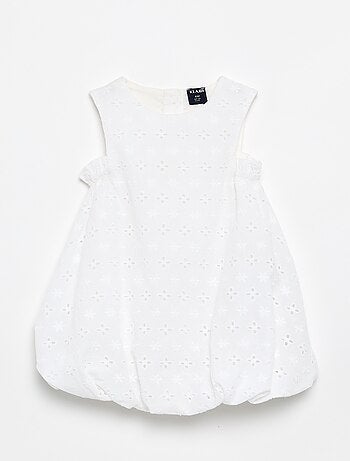 Vestido com corte balão e bordados ingleses