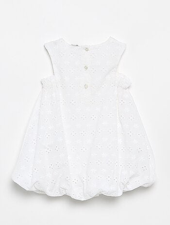 Vestido com corte balão e bordados ingleses