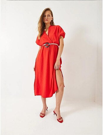 Vestido com decote cruzado, cinto e racha, manga curta lucci