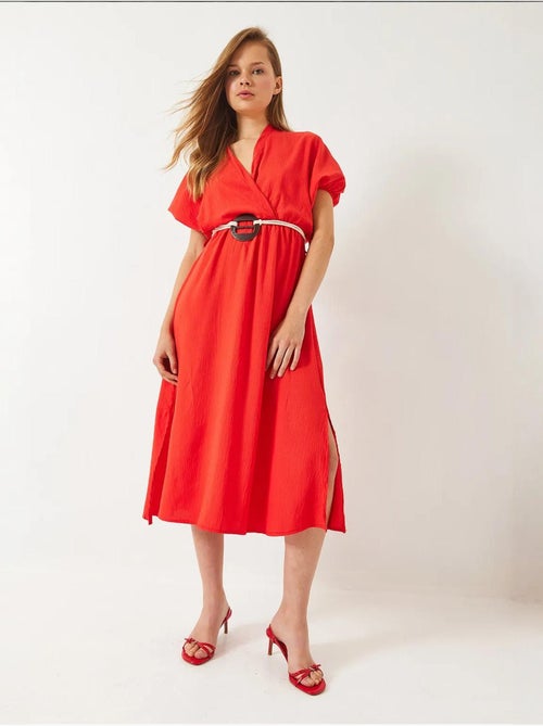 Vestido com decote cruzado, cinto e racha, manga curta lucci - Kiabi Vestido com decote cruzado, cinto e racha, manga curta lucci - Kiabi
