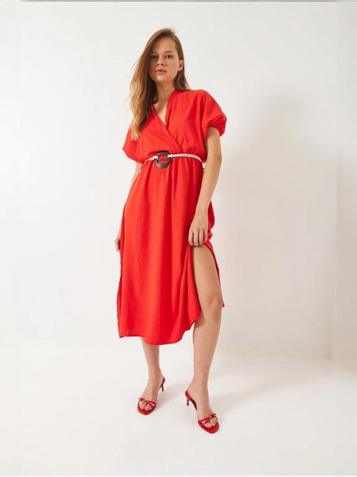 Vestido com decote cruzado, cinto e racha, manga curta lucci - Kiabi Vestido com decote cruzado, cinto e racha, manga curta lucci - Kiabi