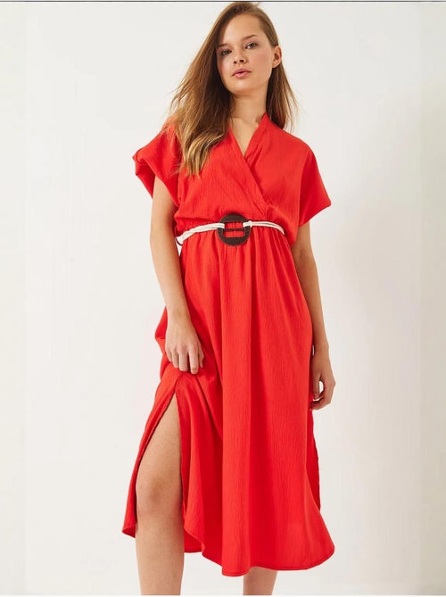 Vestido com decote cruzado, cinto e racha, manga curta lucci - Kiabi Vestido com decote cruzado, cinto e racha, manga curta lucci - Kiabi