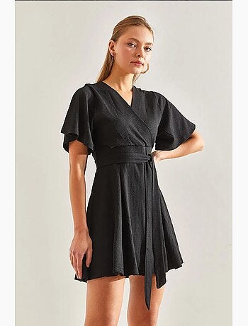 Vestido com decote cruzado e cintura atada e calções lucci
