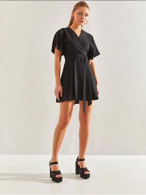 Vestido com decote cruzado e cintura atada e calções lucci - Kiabi Vestido com decote cruzado e cintura atada e calções lucci - Kiabi