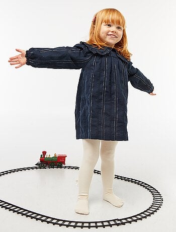 Vestido com fios brilhantes e decote bordado