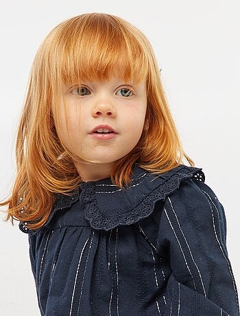 Vestido com fios brilhantes e decote bordado