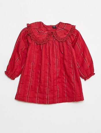 Vestido com fios brilhantes e decote bordado