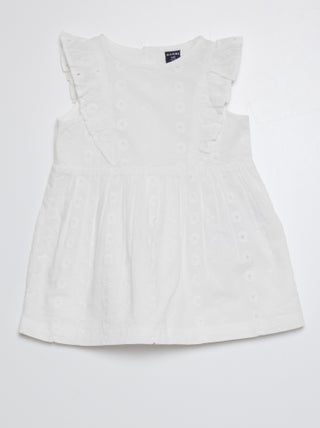 Vestido com folhos com bordado inglês