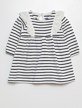 Vestido com folhos com bordado inglês