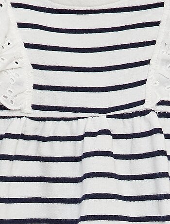 Vestido com folhos com bordado inglês