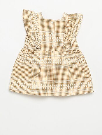 Vestido com folhos e padrão xadrez
