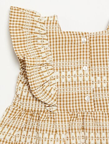 Vestido com folhos e padrão xadrez