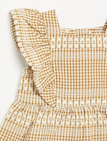 Vestido com folhos e padrão xadrez