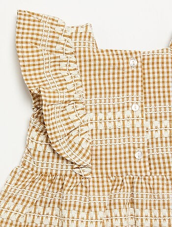 Vestido com folhos e padrão xadrez