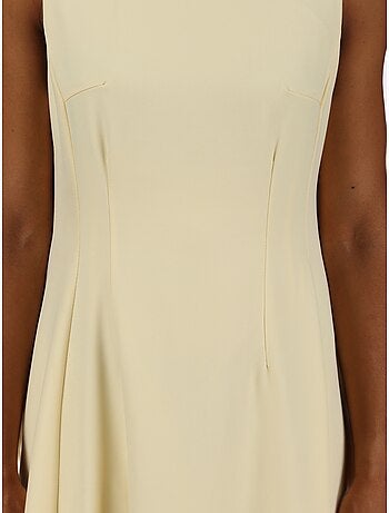 Vestido com gola arredondada