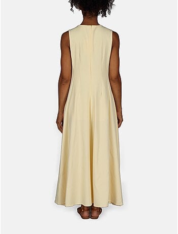 Vestido com gola arredondada
