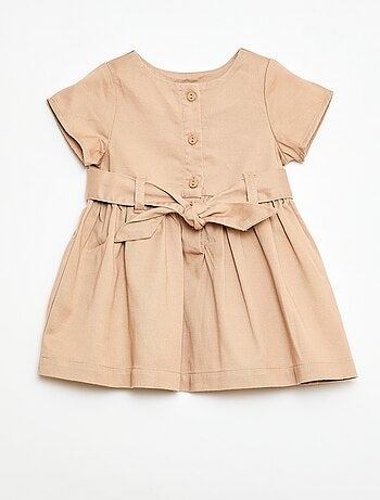 Vestido com mangas curtas e cinto para atar