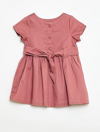 Vestido com mangas curtas e cinto para atar