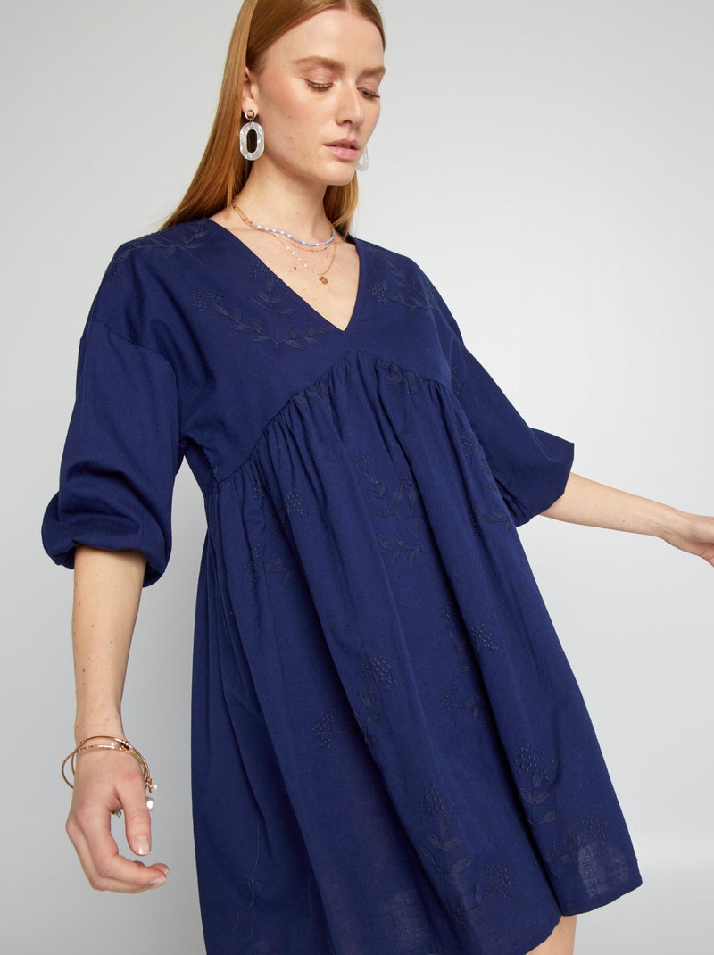 Vestido com motivos bordados em linho misturado AZUL - Kiabi