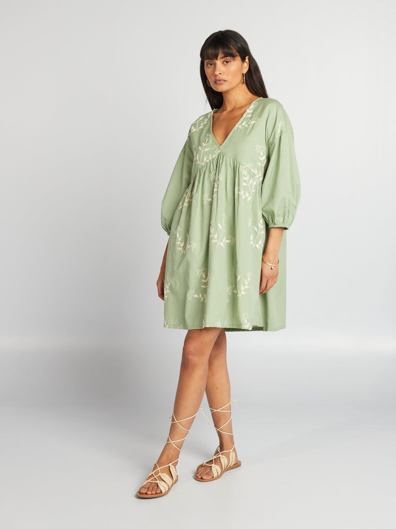 Vestido com motivos bordados em linho misturado VERDE - Kiabi