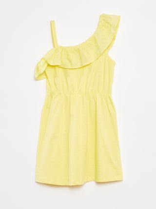 Vestido com ombro à mostra e bordados ingleses