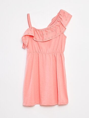 Vestido com ombro à mostra e bordados ingleses