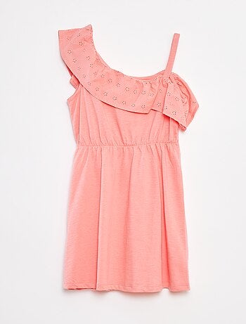 Vestido com ombro à mostra e bordados ingleses