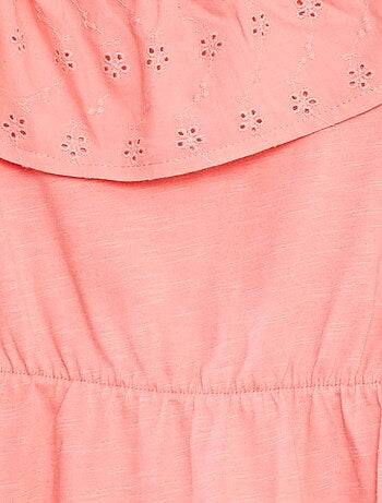 Vestido com ombro à mostra e bordados ingleses