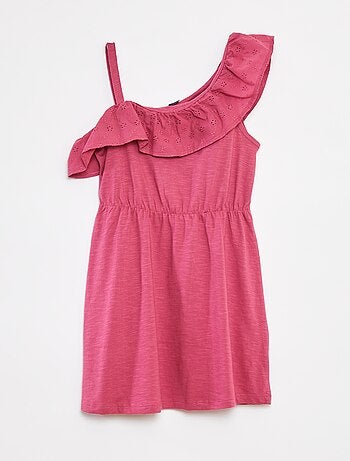 Vestido com ombro à mostra e bordados ingleses